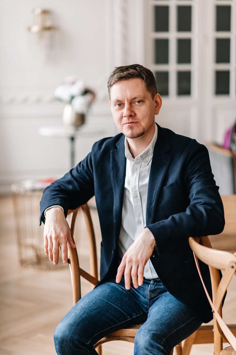 Генеалог центра «Семейная реликвия» за рабочим столом